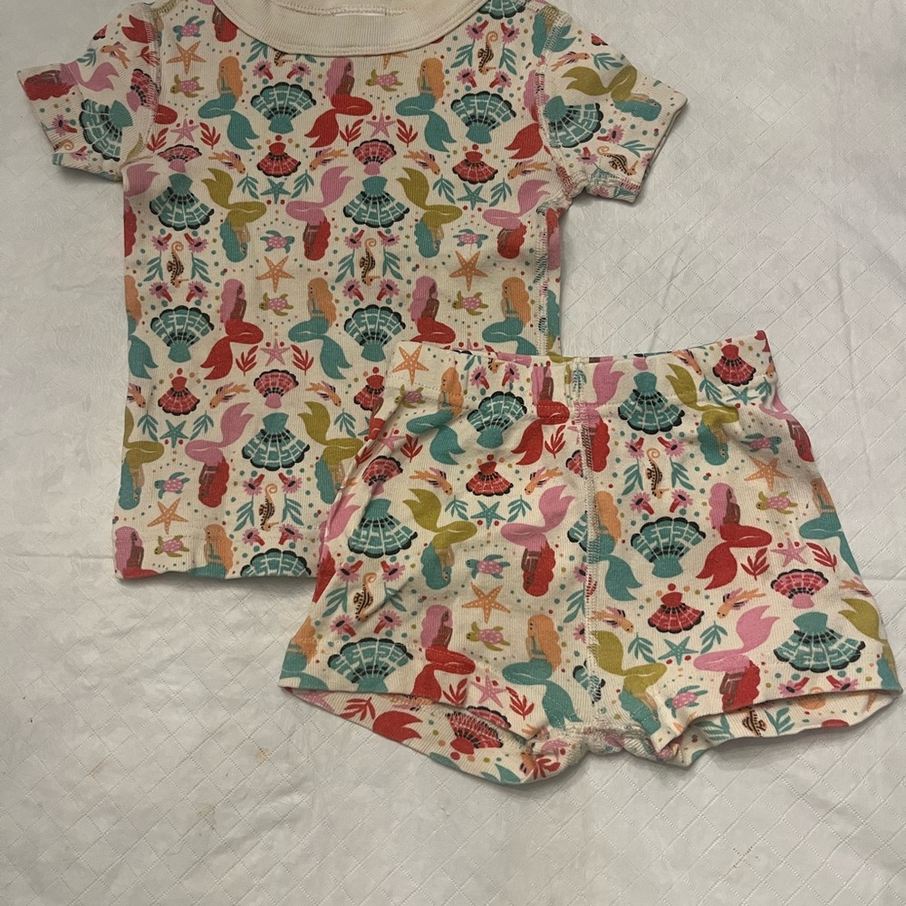 Hanna Andersson Cream Short Sleeve Pajama Set with Multicolor Mermaid Print